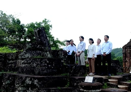 Japanese Crown Prince Fumihito Akishino and Princess Kawashima Kiko visited the Mỹ Sơn World Cultural Heritage