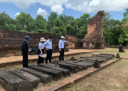 PHÒNG BẢO TỒN  BẢO TÀNG  KHẢO SÁT SƠ BỘ HỆ THỐNG VĂN KHẮC, VĂN BIA PHỤC VỤ LẬP HỒ SƠ DI SẢN TƯ LIỆU TẠI KHU ĐỀN THÁP MỸ SƠN 