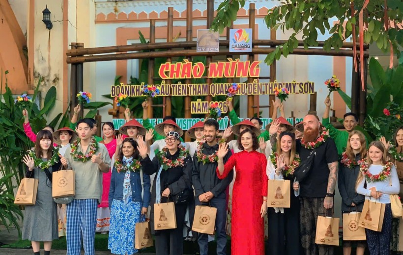 Mỹ Sơn hân hoan đón đoàn khách “xông đất đầu năm”  nhân dịp Tết dương lịch 1.1.2026