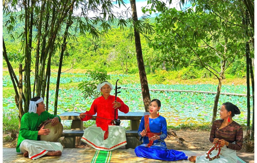 TRẢI NGHIỆM NGHE HÁT DÂN CA CHĂM VÀ CHỤP HÌNH CHECK – IN TẠI HỒ SEN KHU ĐỀN THÁP MỸ SƠN